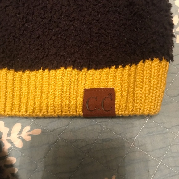 Hat and matching scarf - Picture 3 of 4